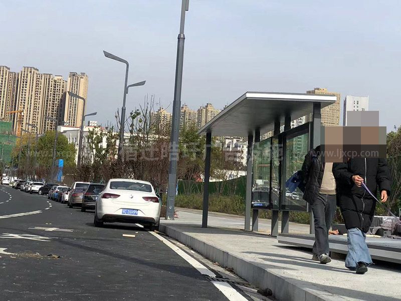 城市公交候車亭廠家現(xiàn)場(chǎng)安裝案例